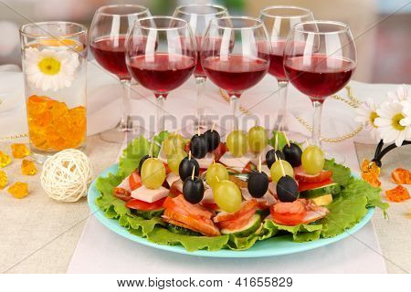 Canapés e vinhos no restaurante