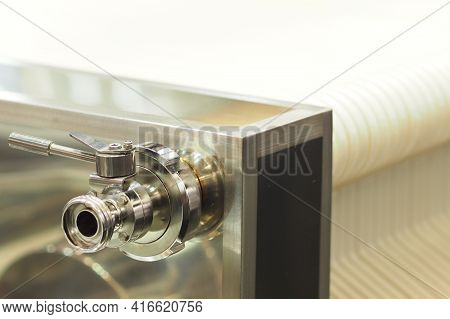 Stainless Steel Lever Driven Valve Assembly On A Plate Stack