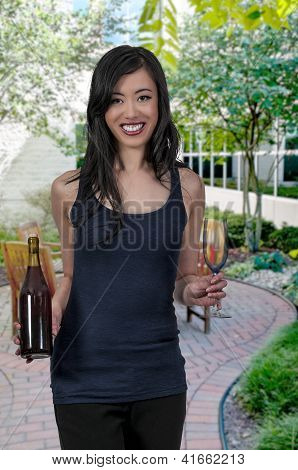 Frau mit Wein