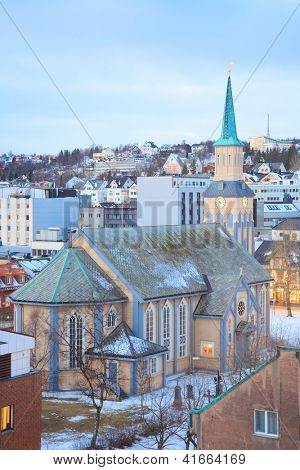 Letecký pohled na Děkanský kostel Tromso v Norsku Troms za soumraku soumraku
