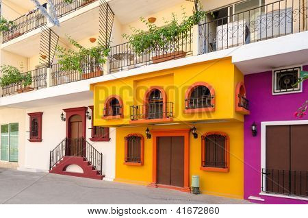 อาคารชุดที่มีสีสันในปอร์ เม็กซิโก