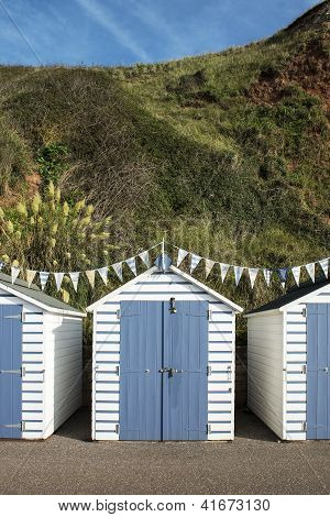 Cabañas de playa azul y blanco en Seaton, Devon, Reino Unido