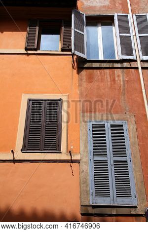 Trastevere District In Rome (rione Trastevere). Picturesque Streets Of Rome, Italy.