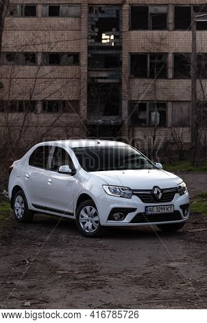 Krivoy Rog, Ukraine - April 11, 2021: Photo Of White Ranault Logan Against The Background Of Street 