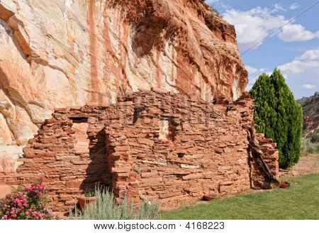 alten Mauer unter Felsen