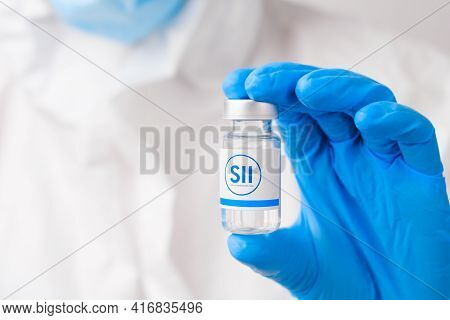 Sii Vial Or Bottle For Injection With Pharmaceuticals Or Drugs In Scientist Hands In Rubber Gloves. 