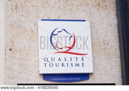Bordeaux , Aquitaine France - 04 10 2021 : Qualite Tourisme Logo Brand Label And Text Sign State Gua