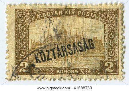 Węgry - około 1918 roku: Znaczek wydrukowany obraz pokazuje Węgry Parliament House, około 1918 roku.