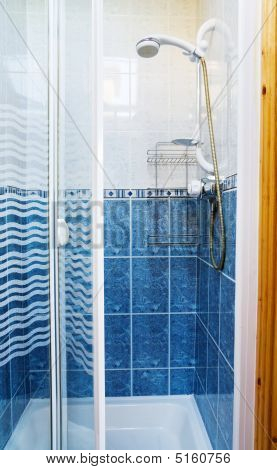 Cabine de duche moderno com portas de vidro em azul e branco