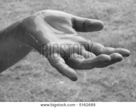 Mano sotto la pioggia