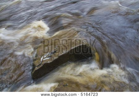 Wasser um ein Felsen ebbing