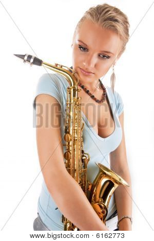 Sexy mladá hezká blondýnka saxofonista snění před koncert