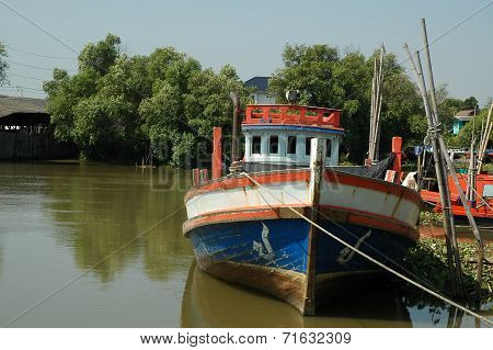 Fishing Boat lays alongside the Dockage