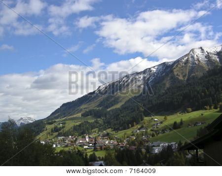 Mała wioska w Austrii (Hirschegg, Kleinwalsertal).