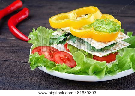 Crispbread with vegetables