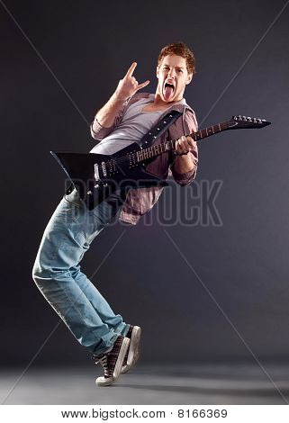 junger Mann mit Gitarre