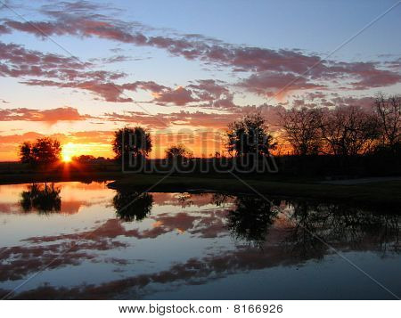 พระอาทิตย์ขึ้นเหนือบ่อ