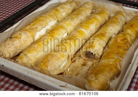 Retes In Baking Pan On Checkered Tablecloth