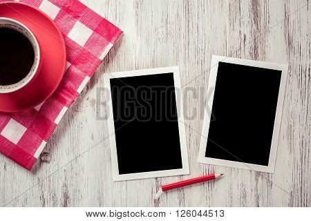 Coffee cup on napkin photos and pen on wooden table