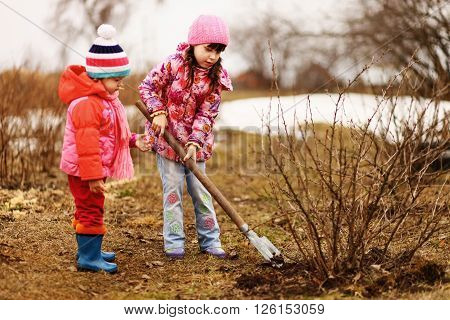 Children are the gardeners in the garden.