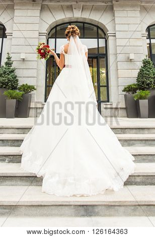 nise fresh wedding bouquet in bride's hand.