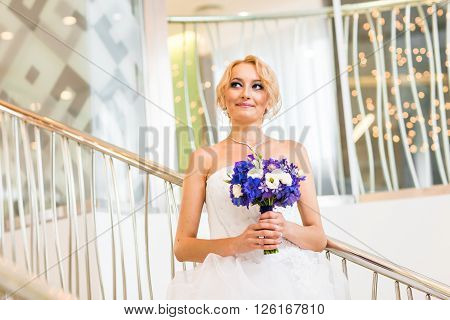 nise fresh wedding bouquet in bride's hand.