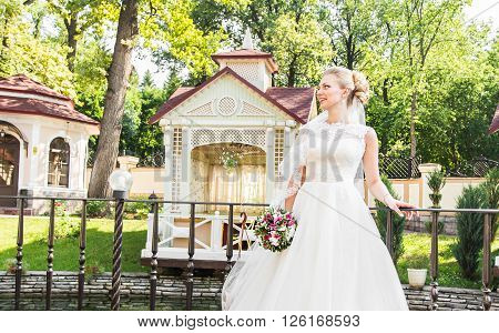 nise fresh wedding bouquet in bride's hand.