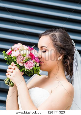 nise fresh wedding bouquet in bride's hand.