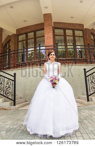 nise fresh wedding bouquet in bride's hand.