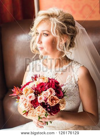nise fresh wedding bouquet in bride's hand.
