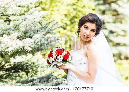 nise fresh wedding bouquet in bride's hand.