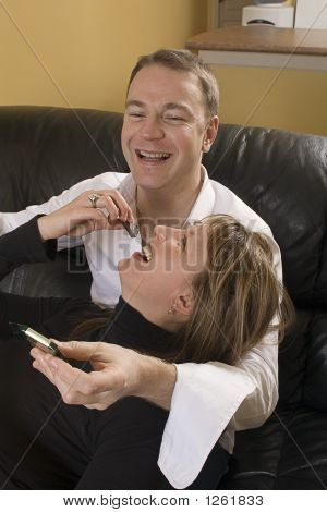 คู่บนโซฟากินช็อคโกแลต