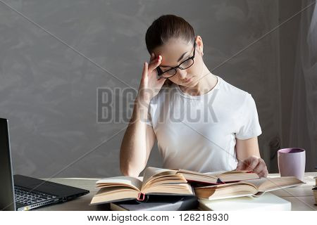 girl with a mug is preparing for the exam reading the Carnet