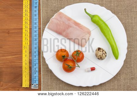 The diet for weight loss. Healthy food. Breakfast for athletes. Ham, tomatoes, pepper and quail eggs.
