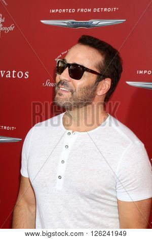 LAS VEGAS - APR 17:  Jeremy Piven at the John Varvatos 13th Annual Stuart House Benefit at the John Varvatos Store on April 17, 2016 in West Hollywood, CA