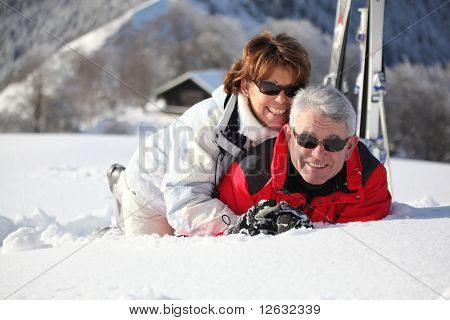 Retrato de um homem sênior e sênior mulher colocou na neve