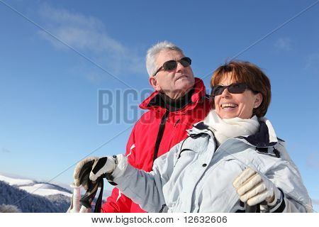 Casal sênior na montanha