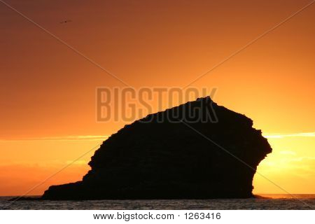 พระอาทิตย์ตกได้ โดยหิน Gull, Portreath คอร์นวอลล์