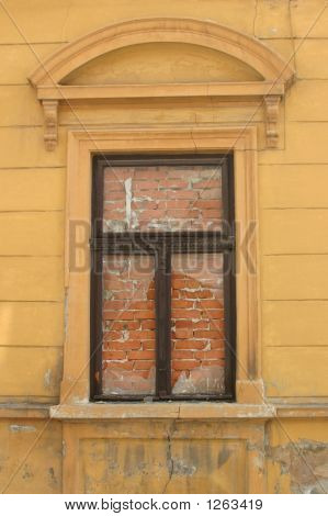 Slepé okno, rozbité sklo, vybudovat s cihel