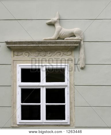 Zavřel okno s pes Ornament na zdi domu