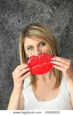 Junge Frau mit breiige Lippen