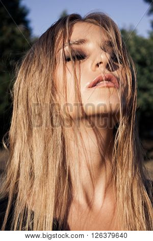 Beautiful blonde girl pozing on the street
** Note: Soft Focus at 100%, best at smaller sizes