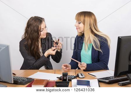 Office Employee In A Break To Discuss Cosmetic Products At Your Desk