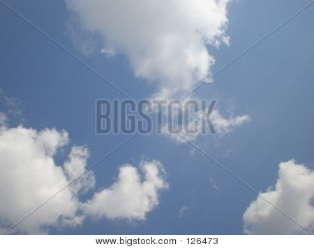 Céu azul, nuvens brancas fundo
