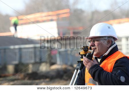 Portrét geometr s vysílačku