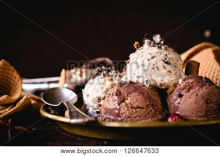 Stracciatella and chocolate ice cream in the plateselective focus