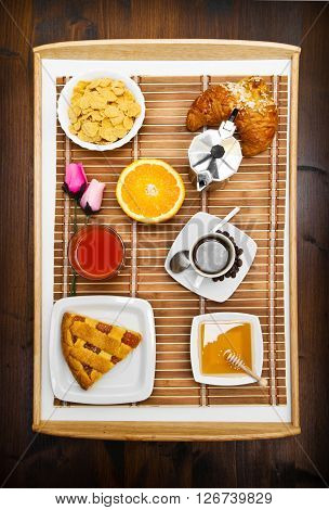 some deliciuos food in the breakfast tray