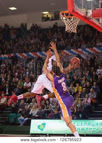 Bc Krasnye Krylia Guard Aaron Miles (32), With Ball, Is On The Attack