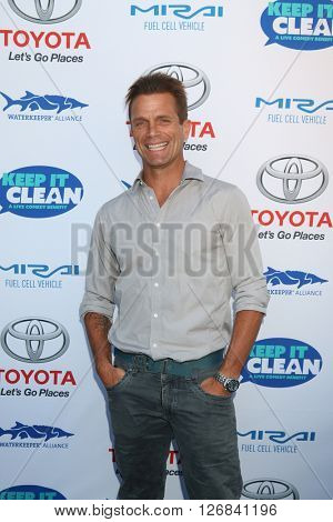 LAS VEGAS - APR 21:  David Chokachi at the Keep It Clean Comedy Benefit For Waterkeeper at the Avalon Hollywood on April 21, 2016 in Los Angeles, CA
