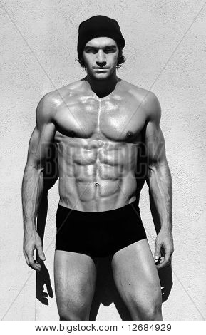 Uomo muscoloso torso nudo